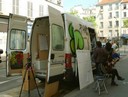 Des collégiens invitent des artistes dans leur camion pour le Secours Populaire