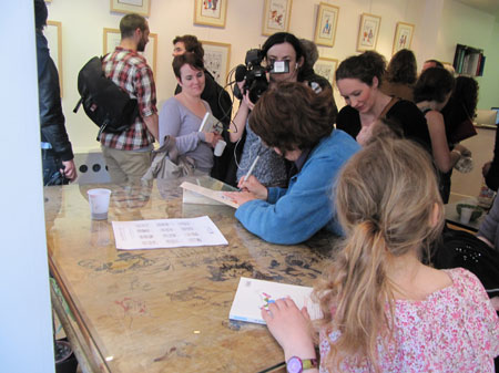 Défilé de célébrités pour Florence Cestac à la Galerie du 9e Art
