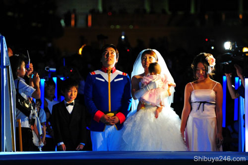 Vente au enchère et mariage sous l'oeil bienveillant de Gundam