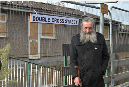 Pour Charlie Hebdo, Alan Moore suggère aux religions monothéistes un nécessaire toilettage.