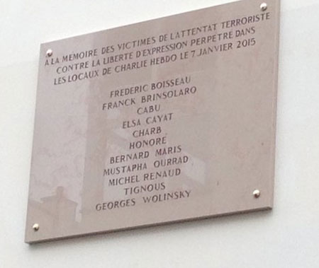 Une faute dans la plaque d'hommage à Charlie Hebdo