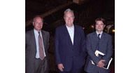 Les patrons de Dupuis rendent visite au bourgmestre de Charleroi.