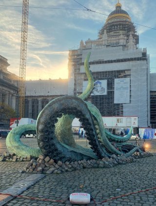 François Schuiten dévoile sa sculpture du Nauti-poulpe devant le Palais de justice de Bruxelles