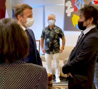 Emmanuel Macron au pays des J.O. et… des mangas