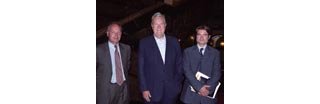 Les patrons de Dupuis rendent visite au bourgmestre de Charleroi.