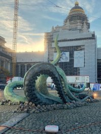 François Schuiten dévoile sa sculpture du Nauti-poulpe devant le Palais de justice de Bruxelles
