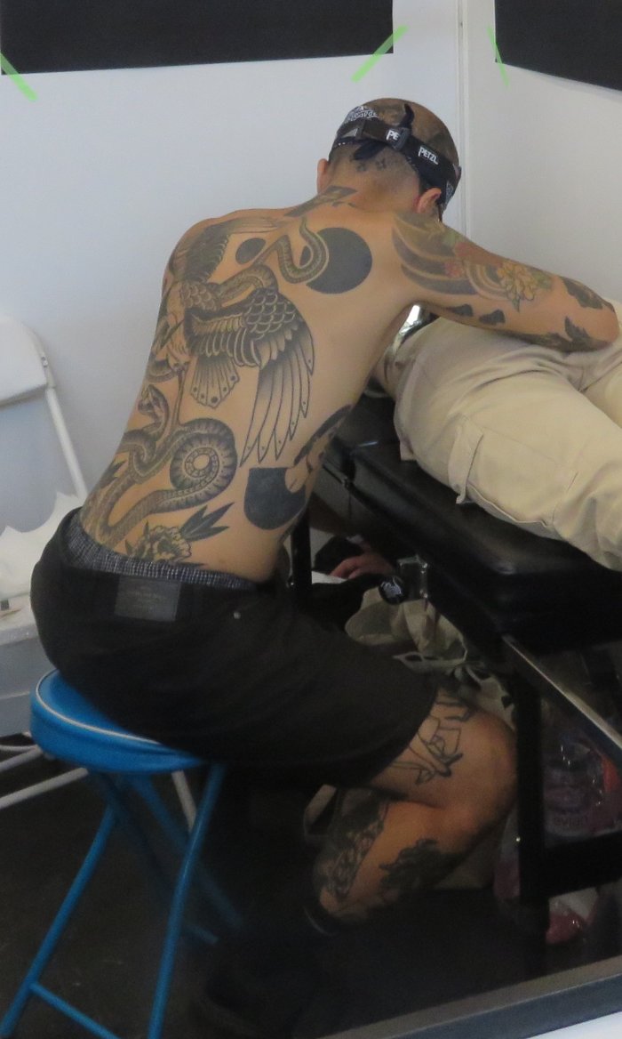 Choses vues à Japan Expo 2022 : Tu l'as où ton tatoo ?