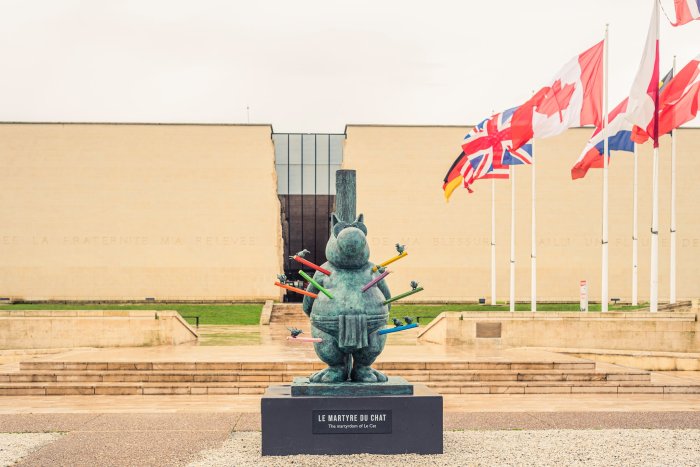 Le Chat de Geluck, félin et martyr au Mémorial de Caen