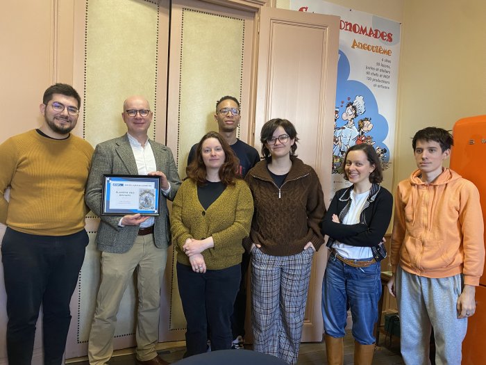 Alex Alice reçoit son prix ActuaBD