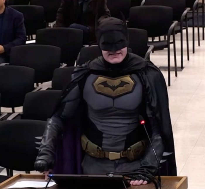 Batman, en chair et en os, s'attaque à la politique de Trump