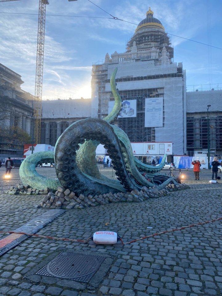 François Schuiten dévoile sa sculpture du Nauti-poulpe devant le Palais de justice de Bruxelles